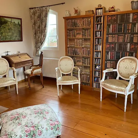 Spacieuse Avec Piscine Et Parking Prive - Fr-1-410-464 * Montreuil-le-Henri