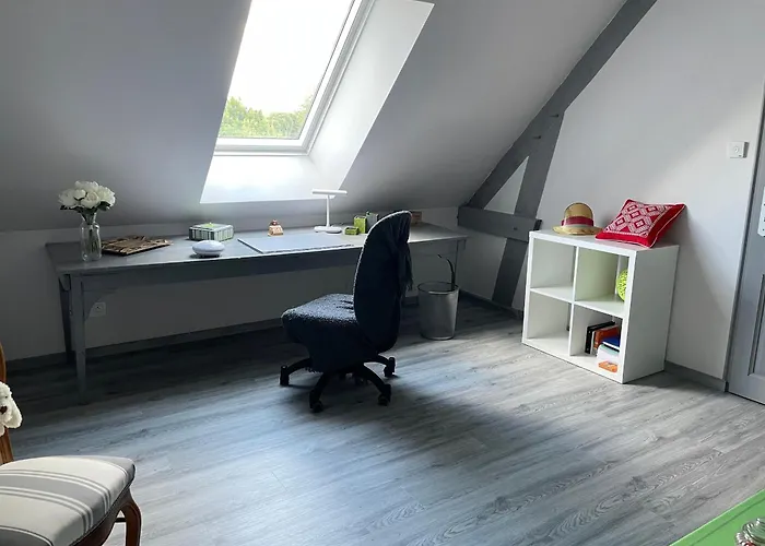 Spacieuse Avec Piscine Et Parking Prive - Fr-1-410-464 * Montreuil-le-Henri